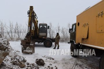 Специалисты Свердловского департамента ГУП ЛНР «Лугансквода» проводят ремонтные работы на водоводе