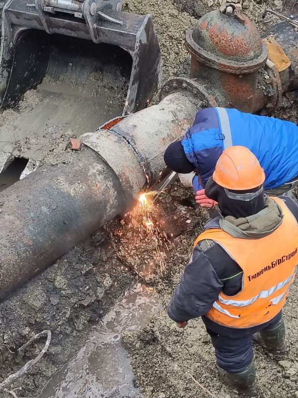 Аварийная бригада ООО «Тюменьбурстрой» шефа-региона продолжает плановые и аварийно-восстановительные работы на сетях водоснабжения по всему округу Аварийная бригада ООО «Тюменьбурстрой» шефа-региона продолжает плановые и аварийно-восстановительные работы на сетях водоснабжения по всему округу