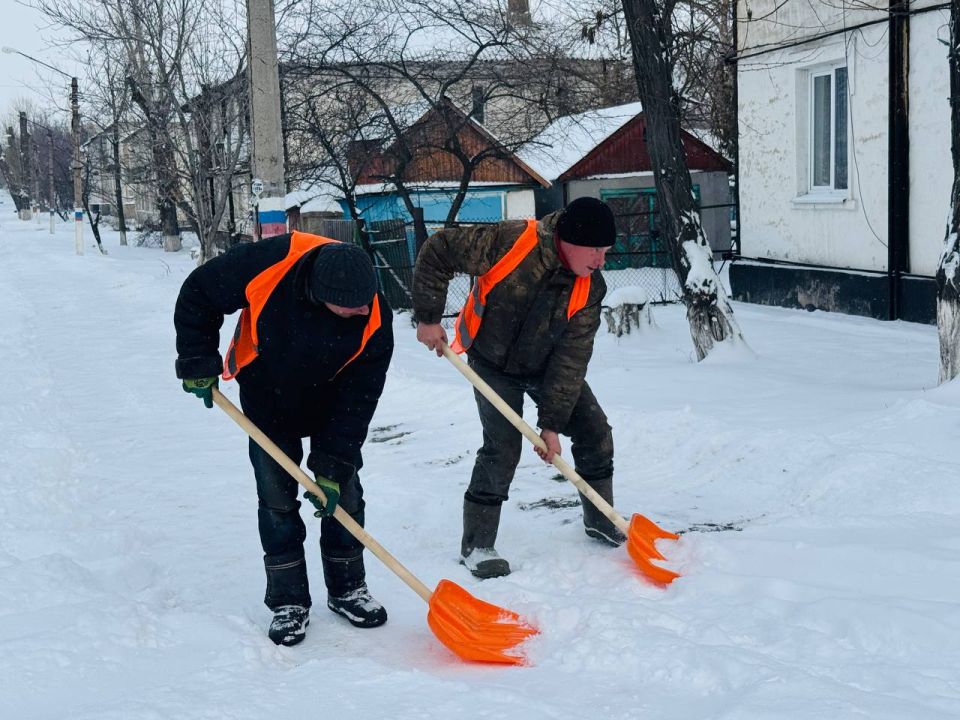 Оперативная работа МУП "ЖЭК" по уборке снега Оперативная работа МУП "ЖЭК" по уборке снега