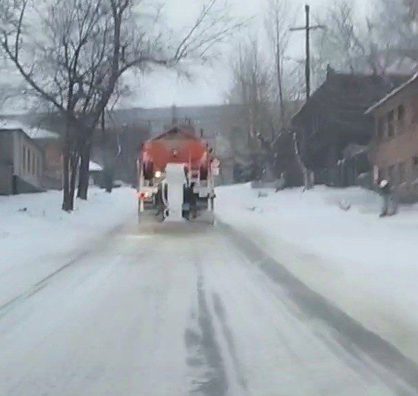 Дорожные службы работают на улицах города Дорожные службы работают на улицах города