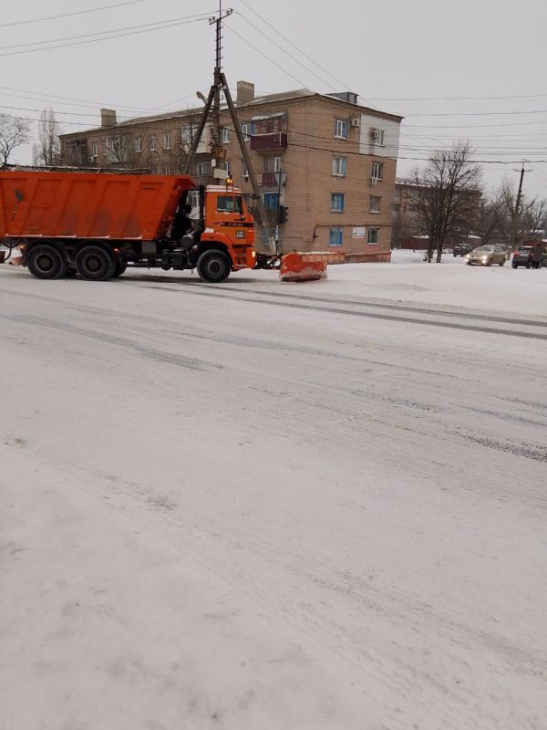 В Ровеньках продолжается интенсивный снегопад В Ровеньках продолжается интенсивный снегопад