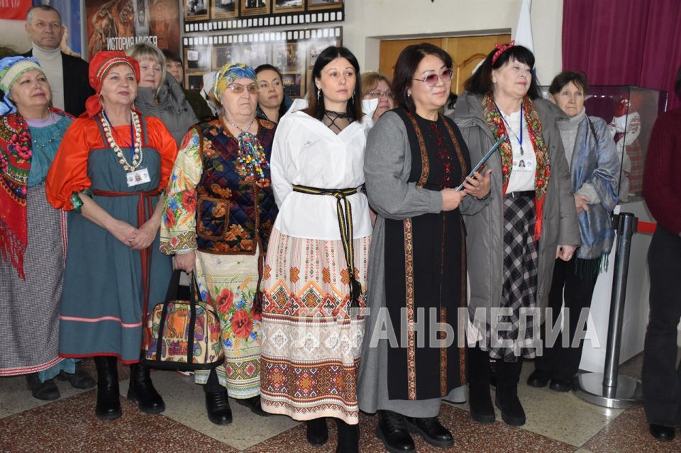 В Краснодоне открылась выставка «В единстве наша сила» В Краснодоне открылась выставка «В единстве наша сила»