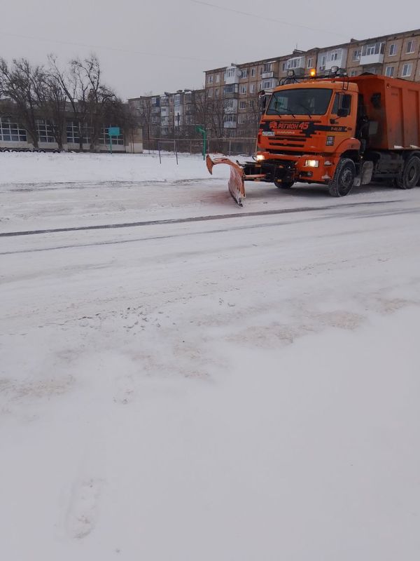 В Ровеньках продолжается интенсивный снегопад В Ровеньках продолжается интенсивный снегопад