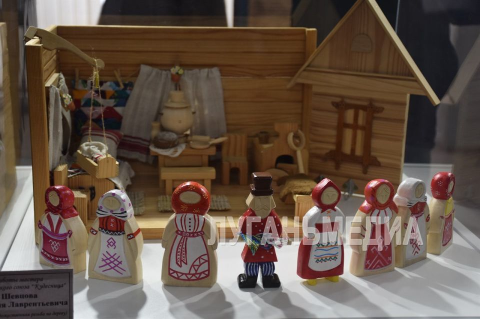 В Краснодоне открылась выставка «В единстве наша сила» В Краснодоне открылась выставка «В единстве наша сила»