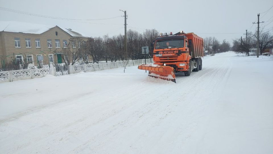 Расчистка дорог продолжается и вечернее время! Расчистка дорог продолжается и вечернее время!