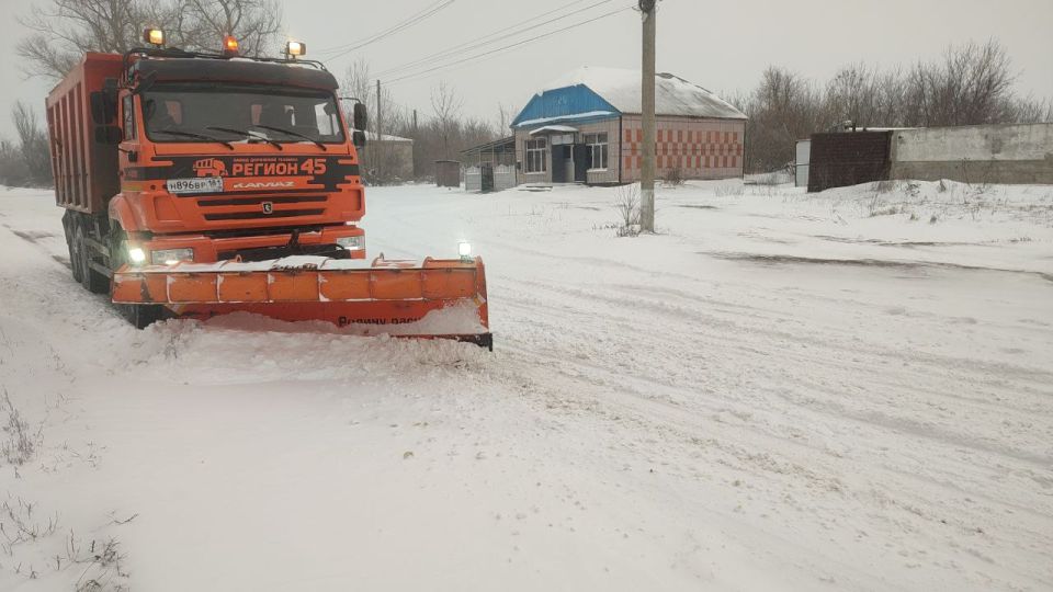 Расчистка дорог продолжается и вечернее время! Расчистка дорог продолжается и вечернее время!