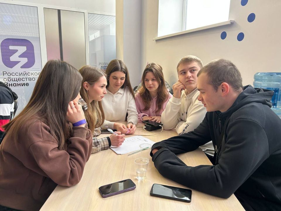 24 января в нашем молодёжном центре прошёл зажигательный «Студвечер»! Собрали активную молодёжь, чтобы вместе провести время с пользой и весельем 24 января в нашем молодёжном центре прошёл зажигательный «Студвечер»! Собрали активную молодёжь, чтобы вместе провести время с пользой и весельем