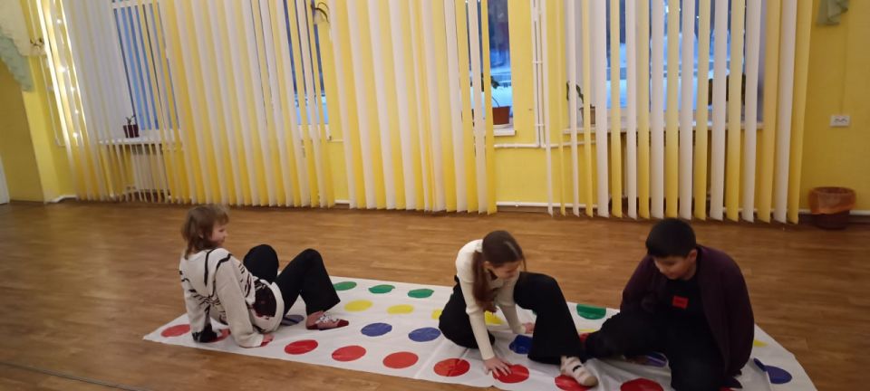 В Перевальском районном Дворце культуры прошло замечательное событие — очередная игра в Твистер! В Перевальском районном Дворце культуры прошло замечательное событие — очередная игра в Твистер!