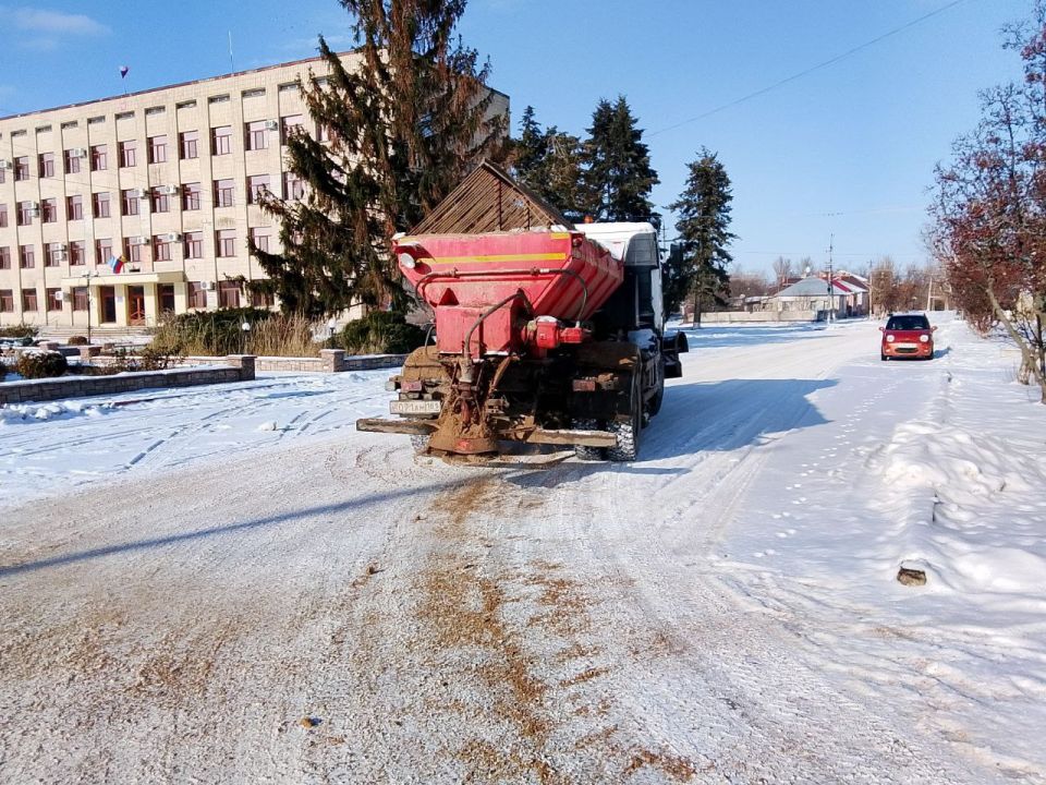 Коммунальные службы Старобельского муниципального округа проводят посыпку автомобильных дорог пескосоляной смесью в рамках обеспечения безопасного передвижения в зимний период Коммунальные службы Старобельского муниципального округа проводят посыпку автомобильных дорог пескосоляной смесью в рамках обеспечения безопасного передвижения в зимний период