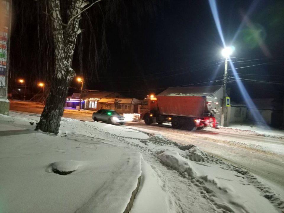 Коммунальные службы города провели ночную расчистку дорог от снега Коммунальные службы города провели ночную расчистку дорог от снега