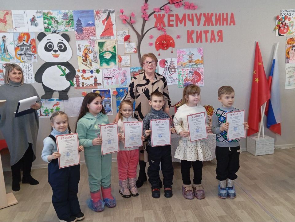 Сегодня в Ровеньковском детском центре научно-технического творчества подвели итоги городской выставки детского творчества «Жемчужина Востока» Сегодня в Ровеньковском детском центре научно-технического творчества подвели итоги городской выставки детского творчества «Жемчужина Востока»
