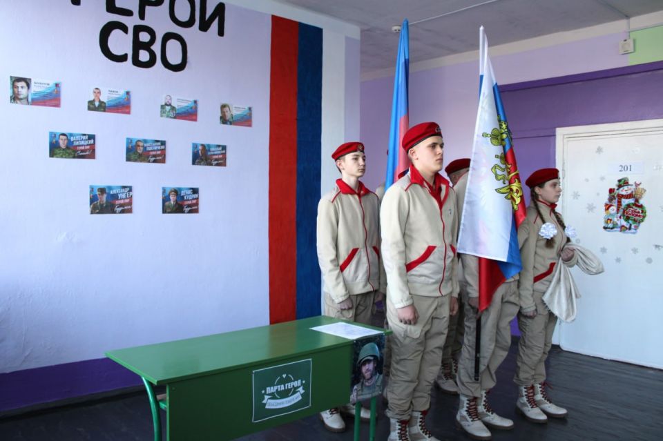 В Белокуракинской школе № 1 открыли Парту Героя участнику СВО Горбенку Виктору Владимировичу В Белокуракинской школе № 1 открыли Парту Героя участнику СВО Горбенку Виктору Владимировичу