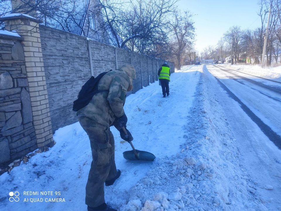Андрей Рубанцов: Коммунальные службы городского округ город Ровеньки продолжают борьбу со снегом Андрей Рубанцов: Коммунальные службы городского округ город Ровеньки продолжают борьбу со снегом