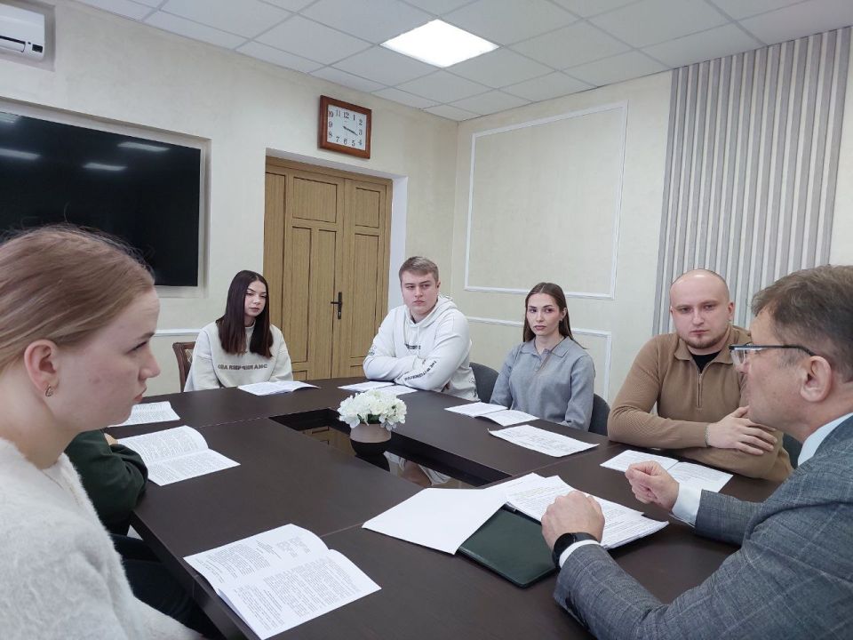 Председатель Совета городского округа город Алчевск Роман Лысенко встретился с кандидатами в молодежную палату при Совете городского округа Председатель Совета городского округа город Алчевск Роман Лысенко встретился с кандидатами в молодежную палату при Совете городского округа