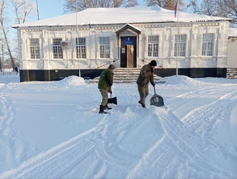 МУП "ЖЭК" обеспечивает безопасность пешеходов в Ясеновском и Новодарьевке! МУП "ЖЭК" обеспечивает безопасность пешеходов в Ясеновском и Новодарьевке!