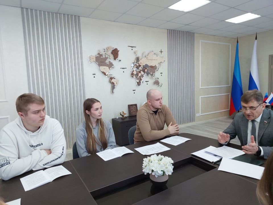 Председатель Совета городского округа город Алчевск Роман Лысенко встретился с кандидатами в молодежную палату при Совете городского округа Председатель Совета городского округа город Алчевск Роман Лысенко встретился с кандидатами в молодежную палату при Совете городского округа