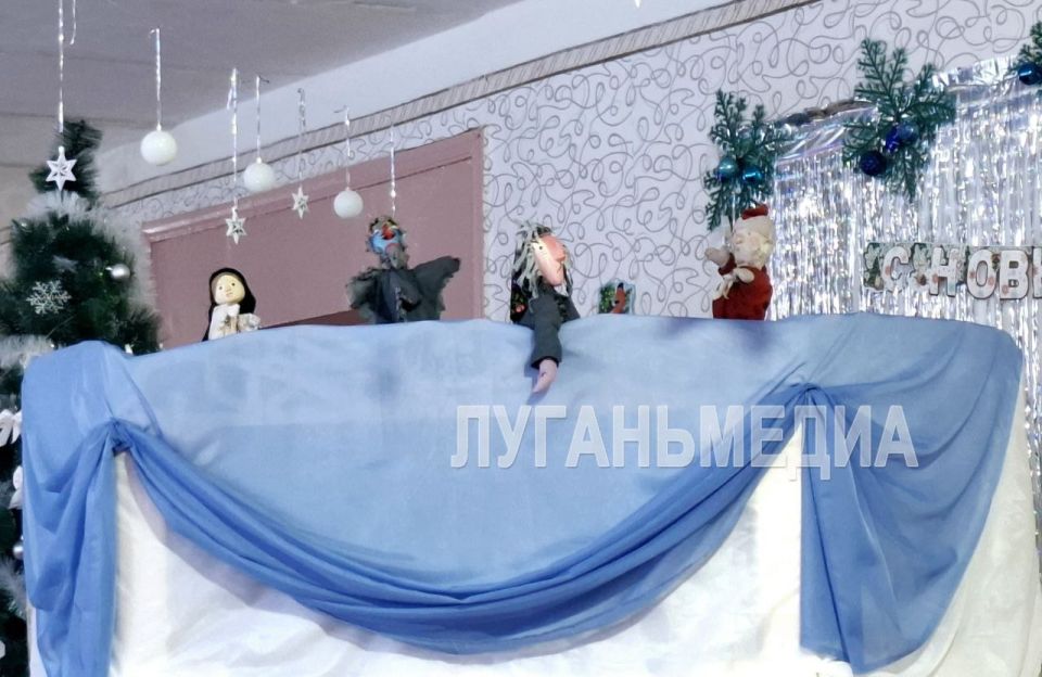 Краснолучские школьники представили кукольный спектакль «Морозко» Краснолучские школьники представили кукольный спектакль «Морозко»