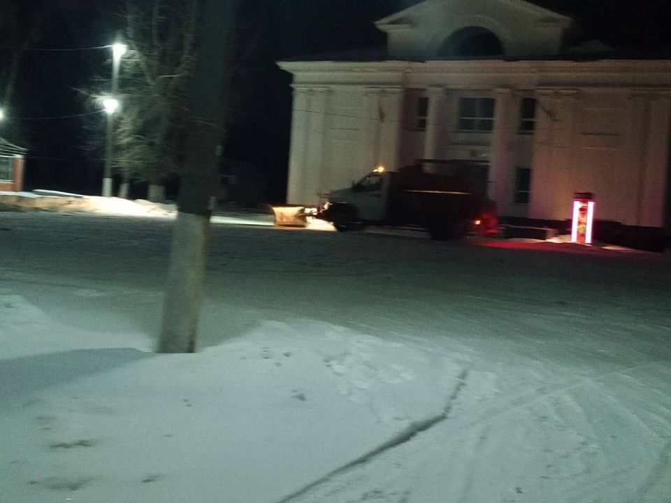 Коммунальные службы города провели ночную расчистку дорог от снега Коммунальные службы города провели ночную расчистку дорог от снега