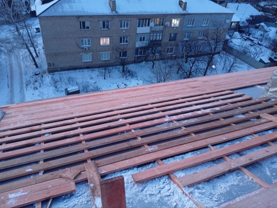 Подрядная организация ООО СК «СТИЛЛ» продолжает капитальный ремонт скатной кровли многоквартирного жилого дома по адресу: пгт Краснодон, ул. Елисеенко, д. 14. Общая площадь кровли составляет 1448 м Подрядная организация ООО СК «СТИЛЛ» продолжает капитальный ремонт скатной кровли многоквартирного жилого дома по адресу: пгт Краснодон, ул. Елисеенко, д. 14. Общая площадь кровли составляет 1448 м