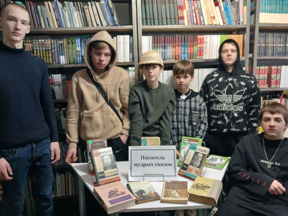 К 200-летию со дня рождения великого русского писателя в «Кировской центральной городской библиотеке» филиале №2 прошёл литературный час «Писатель мудрых сказок» К 200-летию со дня рождения великого русского писателя в «Кировской центральной городской библиотеке» филиале №2 прошёл литературный час «Писатель мудрых сказок»