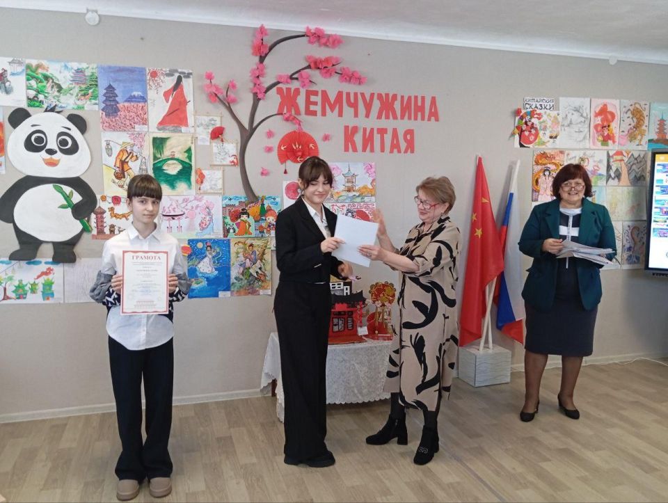 Сегодня в Ровеньковском детском центре научно-технического творчества подвели итоги городской выставки детского творчества «Жемчужина Востока» Сегодня в Ровеньковском детском центре научно-технического творчества подвели итоги городской выставки детского творчества «Жемчужина Востока»