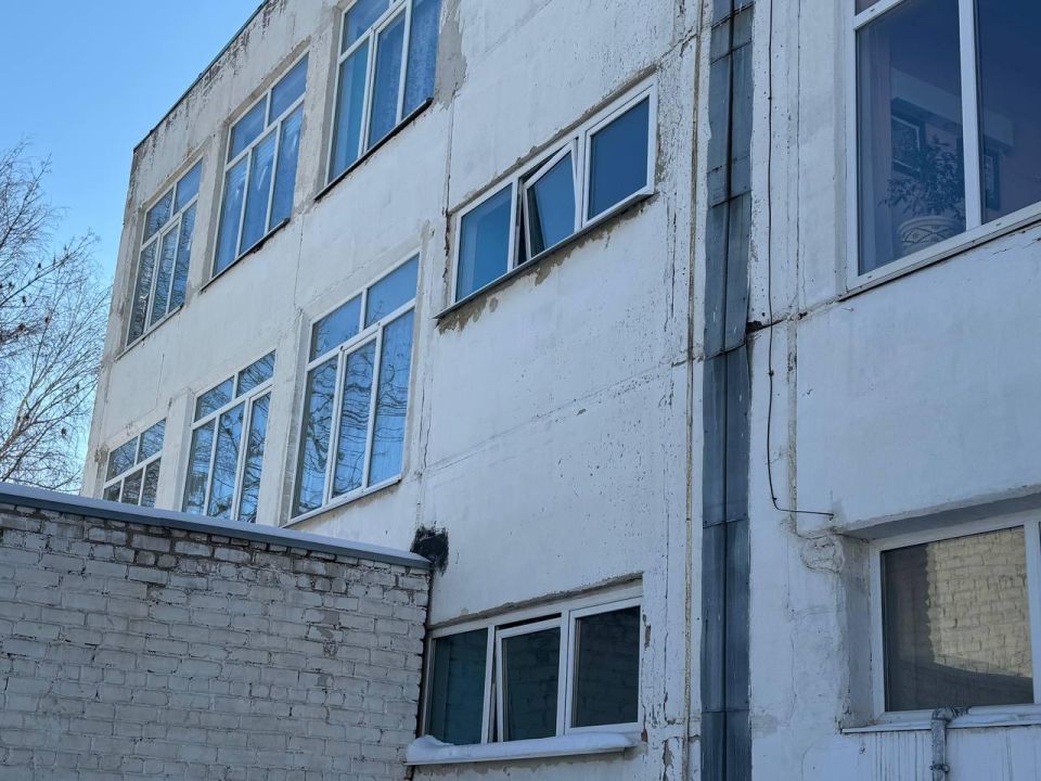 Первые кадры с места обстрела ВСУ школы №54 в Луганске Первые кадры с места обстрела ВСУ школы №54 в Луганске