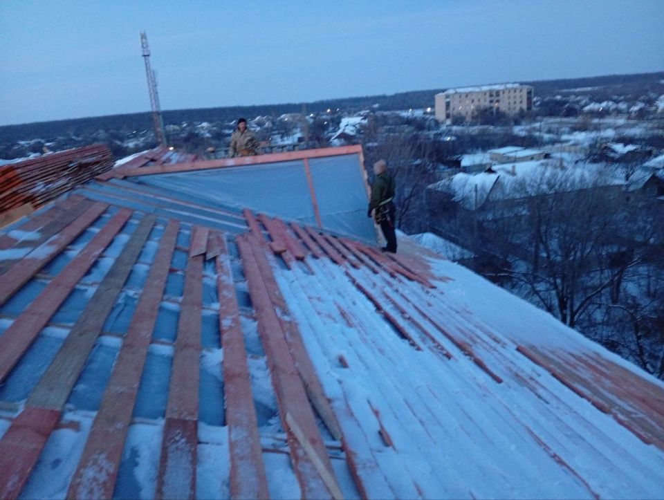 Подрядная организация ООО СК «СТИЛЛ» продолжает капитальный ремонт скатной кровли многоквартирного жилого дома по адресу: пгт Краснодон, ул. Елисеенко, д. 14. Общая площадь кровли составляет 1448 м Подрядная организация ООО СК «СТИЛЛ» продолжает капитальный ремонт скатной кровли многоквартирного жилого дома по адресу: пгт Краснодон, ул. Елисеенко, д. 14. Общая площадь кровли составляет 1448 м