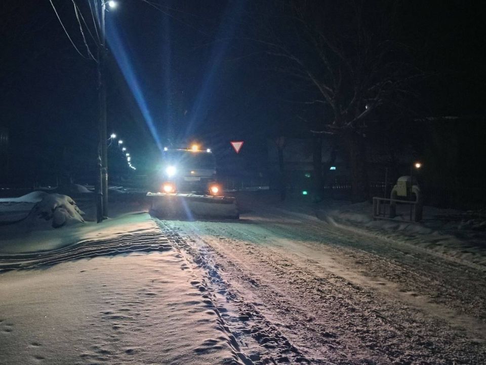 Коммунальные службы города провели ночную расчистку дорог от снега Коммунальные службы города провели ночную расчистку дорог от снега