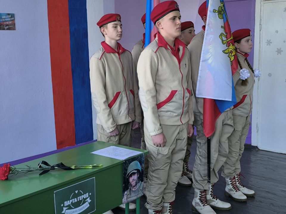 В Белокуракинской школе № 1 открыли Парту Героя участнику СВО Горбенку Виктору Владимировичу В Белокуракинской школе № 1 открыли Парту Героя участнику СВО Горбенку Виктору Владимировичу