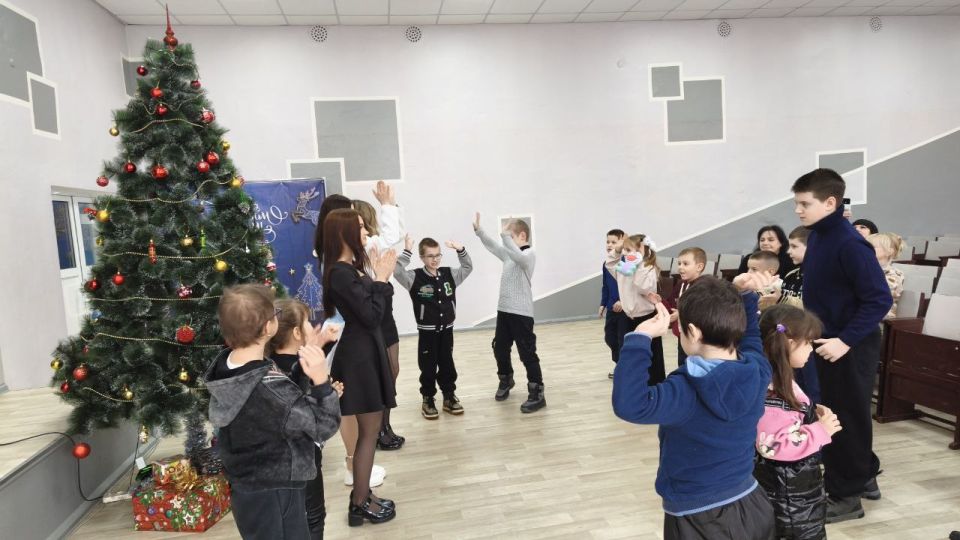 Юные стахановские артисты показали спектакль для детей с ОВЗ Юные стахановские артисты показали спектакль для детей с ОВЗ