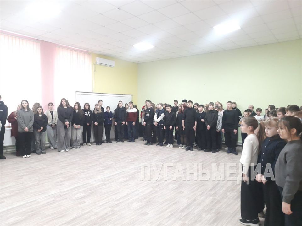 Накануне Дня полного освобождения Ленинграда от фашистской блокады в Меловском лицее прошла торжественная линейка Накануне Дня полного освобождения Ленинграда от фашистской блокады в Меловском лицее прошла торжественная линейка