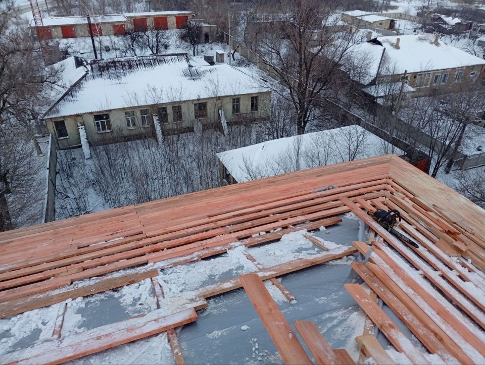 Подрядная организация ООО СК «СТИЛЛ» продолжает капитальный ремонт скатной кровли многоквартирного жилого дома по адресу: пгт Краснодон, ул. Елисеенко, д. 14. Общая площадь кровли составляет 1448 м Подрядная организация ООО СК «СТИЛЛ» продолжает капитальный ремонт скатной кровли многоквартирного жилого дома по адресу: пгт Краснодон, ул. Елисеенко, д. 14. Общая площадь кровли составляет 1448 м