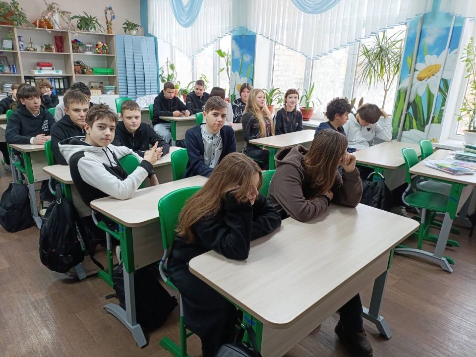 В молодежном дискуссионном клубе прошла встреча, посвящённая героям труда Донбасса В молодежном дискуссионном клубе прошла встреча, посвящённая героям труда Донбасса