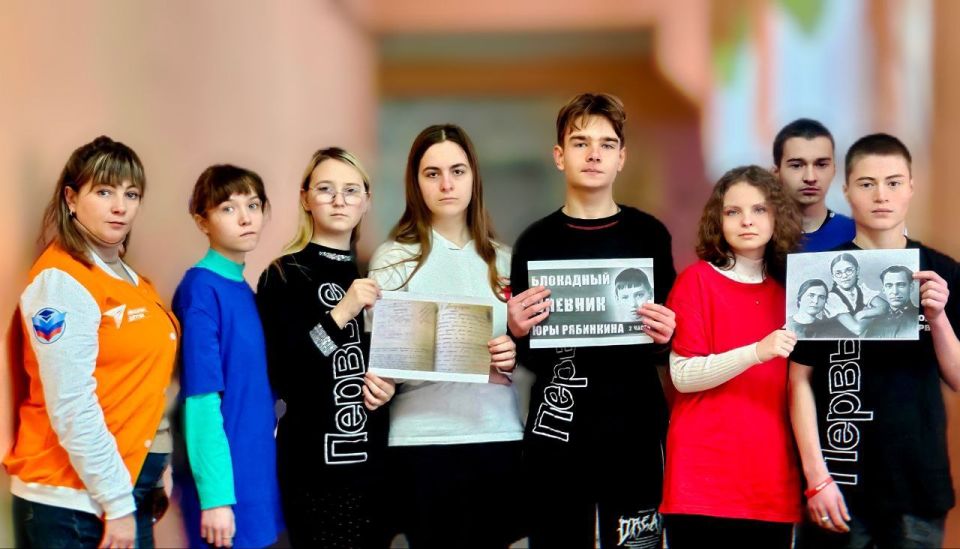 Накануне Дня освобождения Ленинграда от фашистской блокады активисты Движения Первых Брянковского колледжа ЛГПУ вместе с советником директора Олесей Ревнивцевой приняли участие во всероссийской акции «Свеча памяти у Невы» Накануне Дня освобождения Ленинграда от фашистской блокады активисты Движения Первых Брянковского колледжа ЛГПУ вместе с советником директора Олесей Ревнивцевой приняли участие во всероссийской акции «Свеча памяти у Невы»