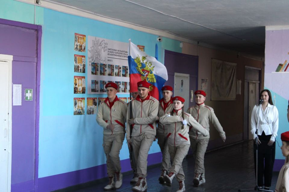 В Белокуракинской школе № 1 открыли Парту Героя участнику СВО Горбенку Виктору Владимировичу В Белокуракинской школе № 1 открыли Парту Героя участнику СВО Горбенку Виктору Владимировичу