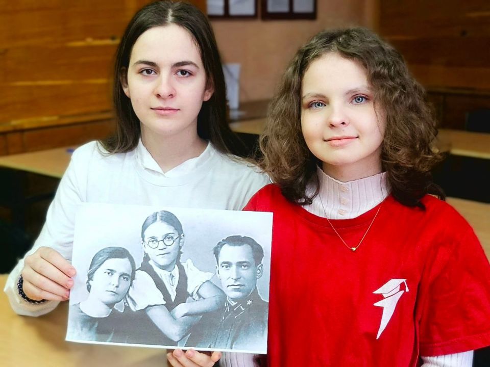 Накануне Дня освобождения Ленинграда от фашистской блокады активисты Движения Первых Брянковского колледжа ЛГПУ вместе с советником директора Олесей Ревнивцевой приняли участие во всероссийской акции «Свеча памяти у Невы» Накануне Дня освобождения Ленинграда от фашистской блокады активисты Движения Первых Брянковского колледжа ЛГПУ вместе с советником директора Олесей Ревнивцевой приняли участие во всероссийской акции «Свеча памяти у Невы»