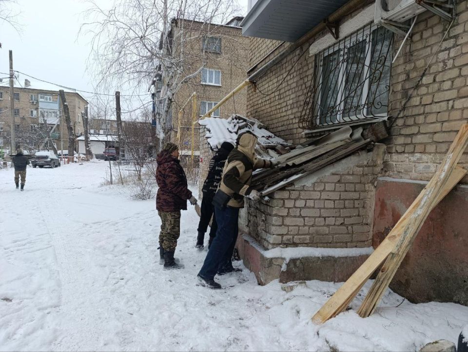 Бригады из Калмыкии продолжают ремонтные работы в г. Антрацит — специалисты выполнили замену подъездных навесов в многоквартирных домах Бригады из Калмыкии продолжают ремонтные работы в г. Антрацит — специалисты выполнили замену подъездных навесов в многоквартирных домах