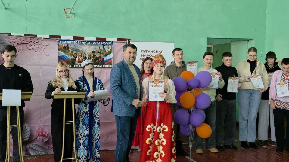 В Ровеньковском технико-экономический колледже состоялась торжественная линейка в рамках празднования Российского дня студента, Татьяниного дня В Ровеньковском технико-экономический колледже состоялась торжественная линейка в рамках празднования Российского дня студента, Татьяниного дня