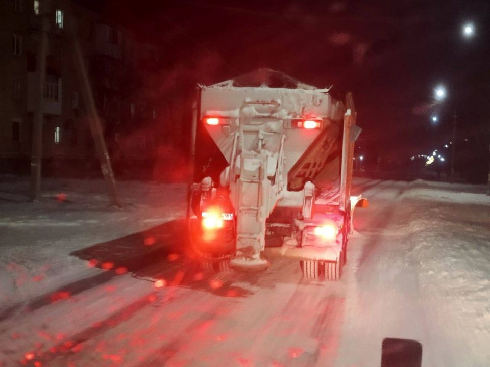 Коммунальные службы города провели ночную расчистку дорог от снега Коммунальные службы города провели ночную расчистку дорог от снега