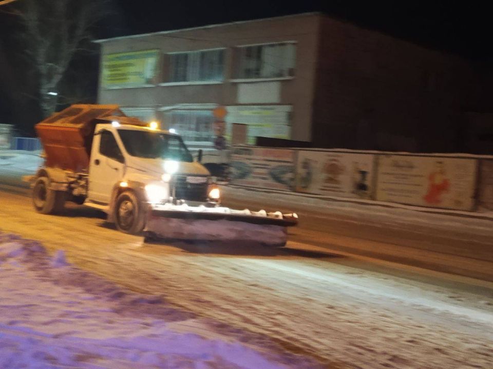 Коммунальные службы города провели ночную расчистку дорог от снега Коммунальные службы города провели ночную расчистку дорог от снега