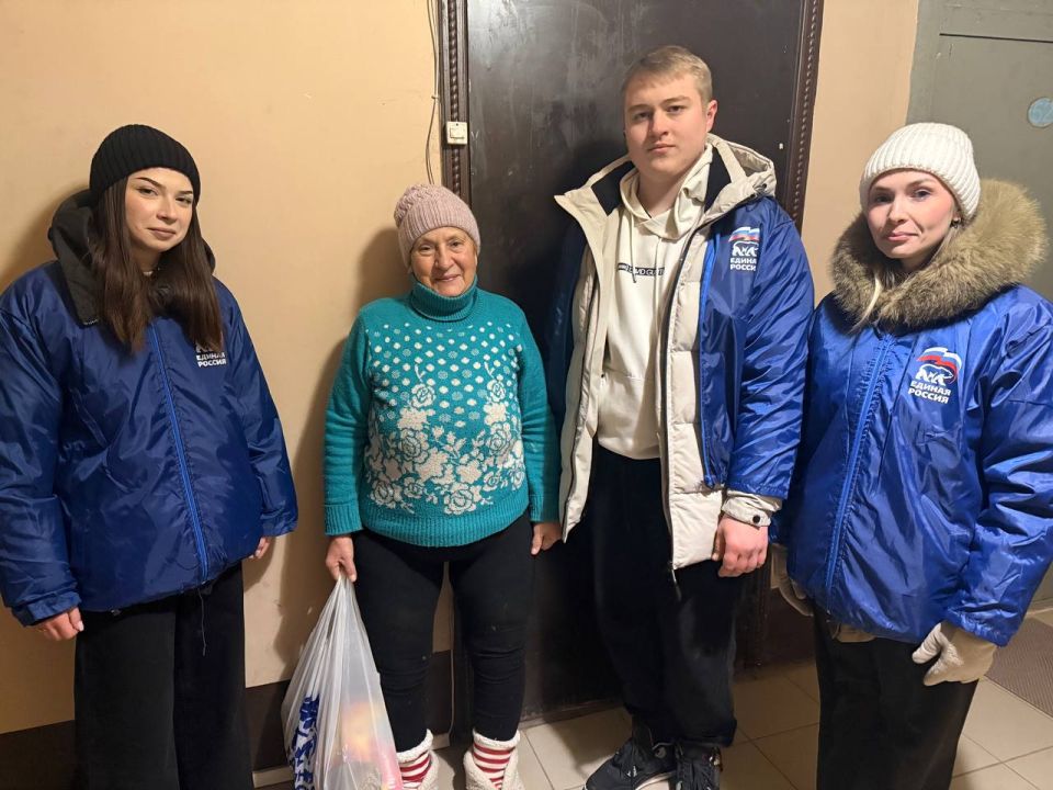 Активисты Единой России помогают жителям Алчевска, оказавшимся в сложной жизненной ситуации Активисты Единой России помогают жителям Алчевска, оказавшимся в сложной жизненной ситуации
