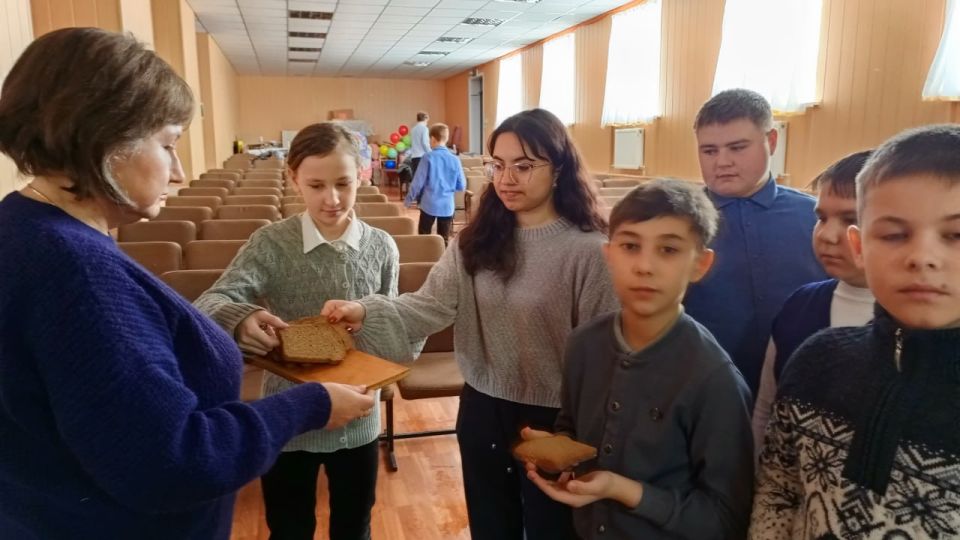 В рамках проекта «Историческая память» партии «Единая Россия» активисты первичного отделения №8 совместно с творческими работниками Желтенского сельского клуба и библиотеки филиала №12 провели для школьников урок памяти «Был... В рамках проекта «Историческая память» партии «Единая Россия» активисты первичного отделения №8 совместно с творческими работниками Желтенского сельского клуба и библиотеки филиала №12 провели для школьников урок памяти «Был...