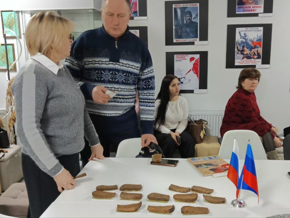 Память, выкованная в огне: 82-я годовщина снятия блокады Ленинграда и школьники Меловского района Память, выкованная в огне: 82-я годовщина снятия блокады Ленинграда и школьники Меловского района
