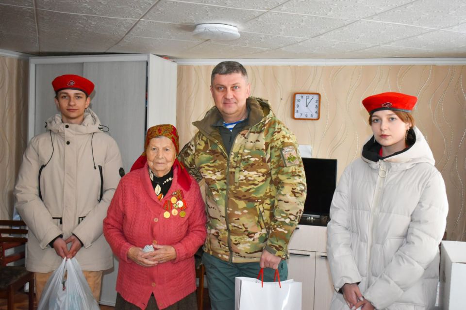 Глава Старобельского муниципального округа Владимир Чернев поздравил Зинаиду Александровну Мирошник— ветерана Великой Отечественной войны, блокадницу, — с Днём полного освобождения Ленинграда от фашистской блокады Глава Старобельского муниципального округа Владимир Чернев поздравил Зинаиду Александровну Мирошник— ветерана Великой Отечественной войны, блокадницу, — с Днём полного освобождения Ленинграда от фашистской блокады