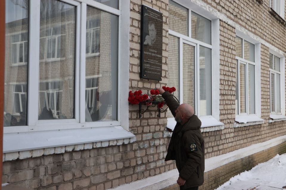 Наталия Жулинская: Вместе с юным поколением стахановчан почтили память Валерия Болотова Наталия Жулинская: Вместе с юным поколением стахановчан почтили память Валерия Болотова