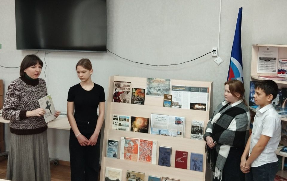 27 января, в День полного освобождения Ленинграда от фашистской блокады, в Краснолучской центральной городской библиотеке имени Н.К. Крупской состоялась памятная встреча «Непокорённый Ленинград» 27 января, в День полного освобождения Ленинграда от фашистской блокады, в Краснолучской центральной городской библиотеке имени Н.К. Крупской состоялась памятная встреча «Непокорённый Ленинград»