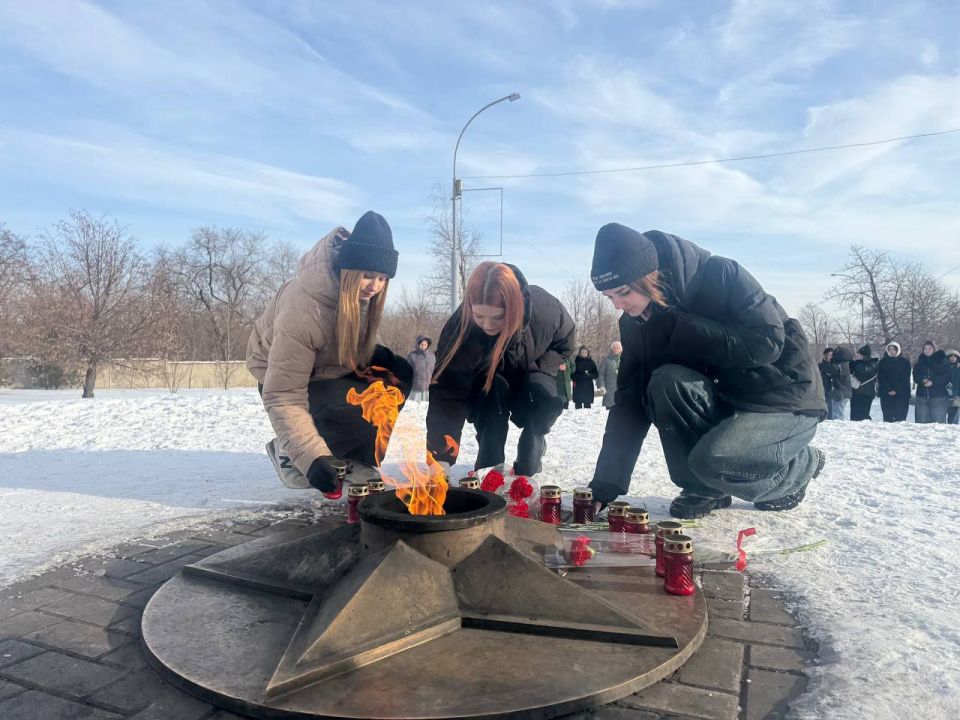 Сегодня, 27 января, в День полного освобождения Ленинграда от фашистской блокады, молодёжный центр совместно с отделом молодежной политики Администрации города Алчевск и активной молодёжью города почтил память героев и жертв... Сегодня, 27 января, в День полного освобождения Ленинграда от фашистской блокады, молодёжный центр совместно с отделом молодежной политики Администрации города Алчевск и активной молодёжью города почтил память героев и жертв...