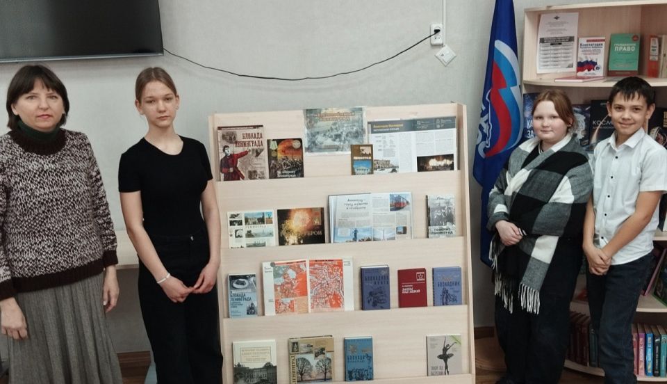 27 января, в День полного освобождения Ленинграда от фашистской блокады, в Краснолучской центральной городской библиотеке имени Н.К. Крупской состоялась памятная встреча «Непокорённый Ленинград» 27 января, в День полного освобождения Ленинграда от фашистской блокады, в Краснолучской центральной городской библиотеке имени Н.К. Крупской состоялась памятная встреча «Непокорённый Ленинград»