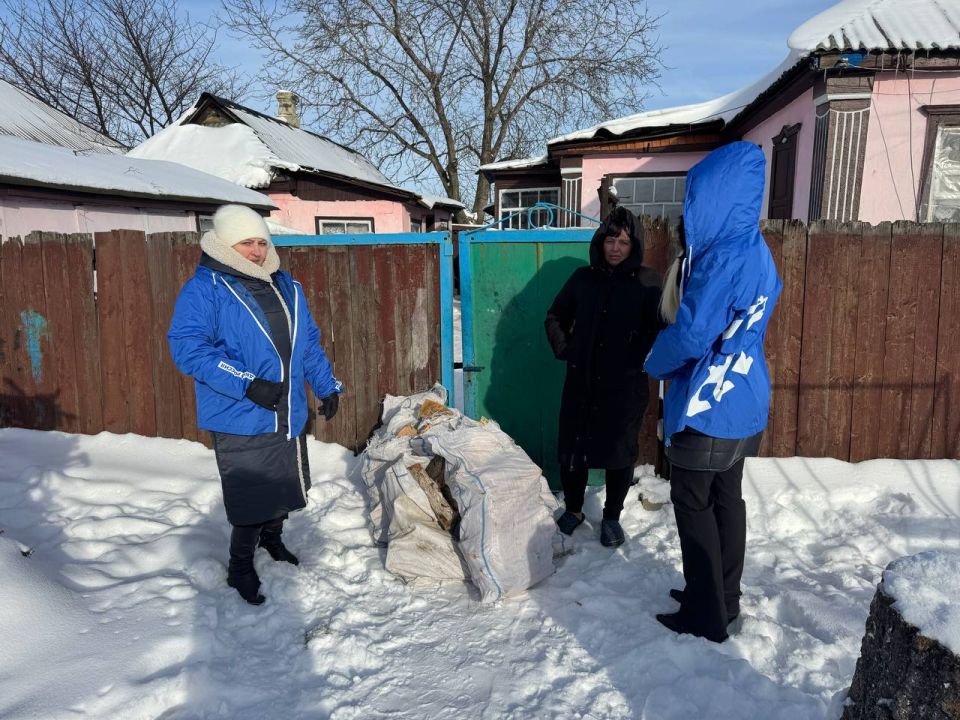 Сегодня сотрудники отдела жизнеобеспечения пгт Кленовый совместно с активистами первичных отделений №12 и №20 города Ровеньки Всероссийской политической партии «Единая Россия» оказали помощь в доставке дров многодетной семье... Сегодня сотрудники отдела жизнеобеспечения пгт Кленовый совместно с активистами первичных отделений №12 и №20 города Ровеньки Всероссийской политической партии «Единая Россия» оказали помощь в доставке дров многодетной семье...