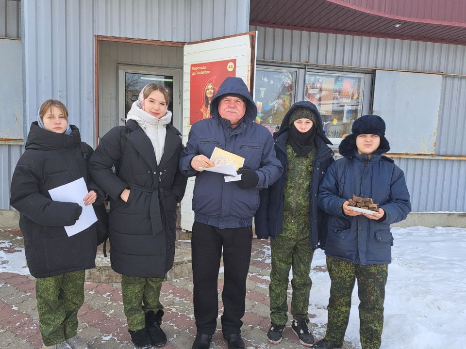 В рамках реализации патриотической концепции «Луганский характер» в Станично-Луганской школе им. Грекова П.М. прошла значимая акция. Казачата 8-А класса под руководством своего классного руководителя Пелых Людмилы Михайловны... В рамках реализации патриотической концепции «Луганский характер» в Станично-Луганской школе им. Грекова П.М. прошла значимая акция. Казачата 8-А класса под руководством своего классного руководителя Пелых Людмилы Михайловны...
